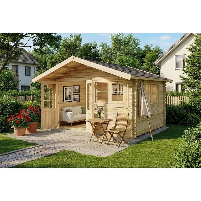 Alpholz Gartenhaus Gabriel 400 x 300 cm - Außenmaß inkl. Dachüberstand (B x T): 438 x 367 cm, Holz, Naturbelassen - Hellholz Gartenhaus mit dunklem Dach, einer Terrasse mit Gartenmöbeln, in einem grünen Garten.