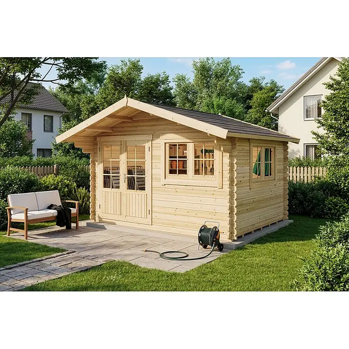 Alpholz Gartenhaus Gabriel 400 x 300 cm - Außenmaß inkl. Dachüberstand (B x T): 438 x 367 cm, Holz, Naturbelassen - Gartenhaus aus hellem Naturholz in einem sonnigen Garten. Es steht auf einer Terrasse mit einer Bank und einem Schlauchwagen, umgeben von viel Grün.