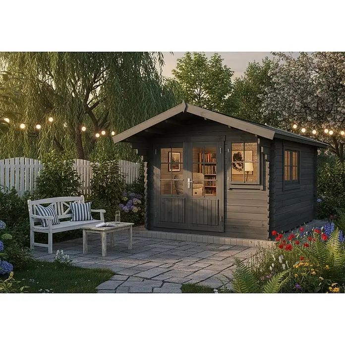 Alpholz Gartenhaus ECO Set Gabriel 300 x 400 cm grau - Außenmaß inkl. Dachüberstand (B x T): 338 x 467 cm, Holz, Grau - Dunkelgraues Gartenhaus aus Holz mit Doppeltüren und Fenstern, auf einer Terrasse in einem gemütlichen Garten mit Bank und Lichterkette.