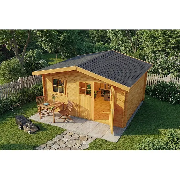 Alpholz Gartenhaus Valeria - Außenmaß inkl. Dachüberstand (B x T): 438 x 427 cm, Holz, Pinie - Ein helles Holzgartenhaus mit dunklem Schindeldach, einer kleinen Terrasse mit Gartenmöbeln und einem Rasenmäher.