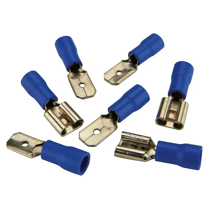 Flachsteckhülsen-Set - Breite: 6,3 mm, 20 Stk., 1,5 mm² - 2,5 mm², Blau - Nahaufnahme von sieben blauen, isolierten Kabelschuhen, die für elektrische Verbindungen verwendet werden.