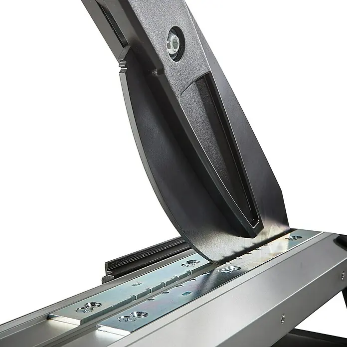 Wolfcraft Cortaláminas de parquet VLC 800 - Ancho de corte: 465 mm, Aluminio - Primer plano de una cizalla de placa con una cuchilla afilada, ideal para cortar materiales con precisión en talleres o obras.