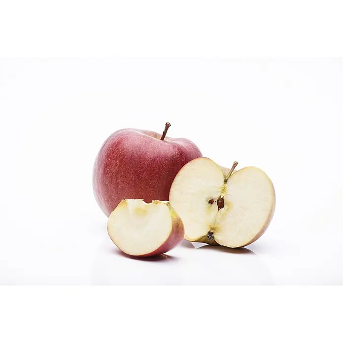 Pflanzen für dich Obstbaum 150-200 cm - Malus 'Braeburn' - Rote Äpfel: ein ganzer, ein halbierter mit Kernen und eine Scheibe.