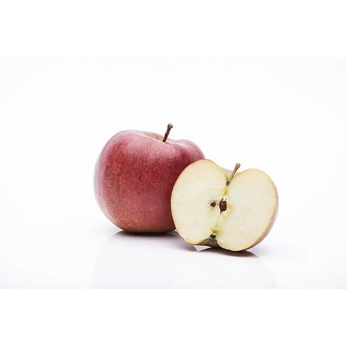 Pflanzen für dich Obstbaum 150-200 cm - Malus 'Braeburn' - Ein roter Apfel und ein halbierter roter Apfel, der sein weißes Fruchtfleisch und die Kerne zeigt.