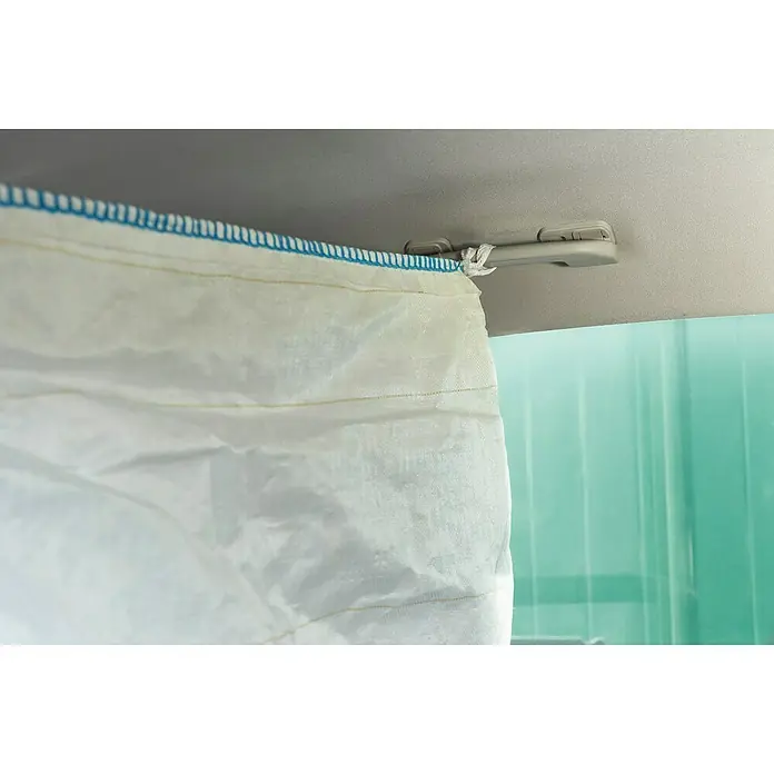 Mottez Transporttasche - L x B x H: 140 x 100 x 80 cm, Schutz gegen: Beschädigungen - Ein weißer Big Bag ist an der Decke eines Fahrzeugs befestigt, wobei das blaue Banddetail hervorsticht.