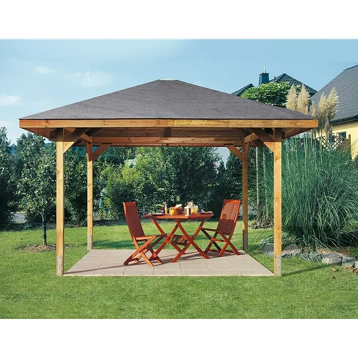 Weka Pavillon Gartenoase 651 - L x B: 380 x 380 cm - Gartensitzgruppe mit einem Holztisch und zwei Stühlen unter einem hölzernen Pavillon auf einer Terrasse im Garten.