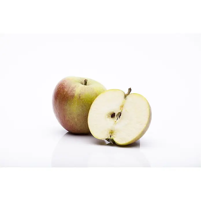 Pflanzen für dich Obstbaum 150-200cm - Malus domestica 'Cox Orange Renette' - Ein ganzer grün-roter Apfel neben einer Apfelhälfte mit hellem Fruchtfleisch und dunklen Kernen.