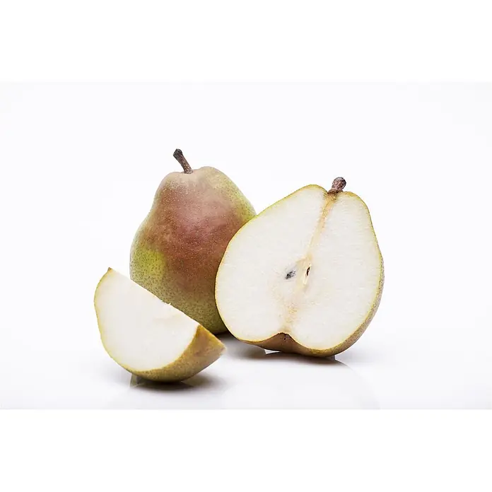 Pflanzen für dich Obstbaum 60cm - Pyrus communis - Zwei frische Birnen, eine ganz mit grüner und roter Schale, eine halbiert zeigt weißes Fruchtfleisch. Ein kleines Stück liegt daneben.