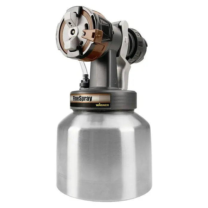 Wagner XVLP Sprühaufsatz FineSpray - Passend für: Wagner Farbsprühsystem FinishControl 3500/5000 - Bild einer Wagner Feinsprühpistole mit Metallsprühbehälter und verstellbarer Düse für feine Sprühresultate bei verschiedenen Projekten.