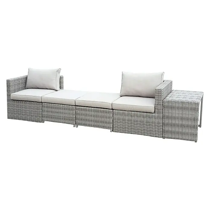 Conjunto de muebles Delma - 5 pzs., Ratán sintético, Gris - Imagen de un sofá de jardín de ratán gris con cojines claros, perfecto para la relajación al aire libre.