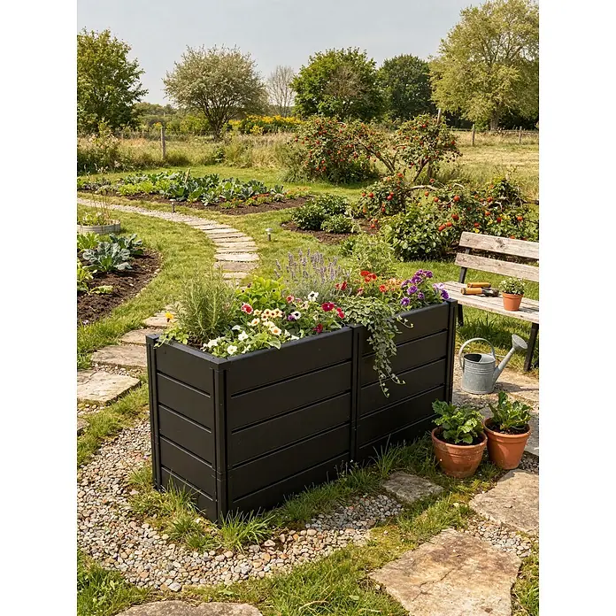 KHW Hochbeet Demeter - XXL schmal - 158 x 44 x 92 cm, Kunststoff, Anthrazit - Schwarzes Hochbeet aus Verbundwerkstoff mit bunten Blumen und Kräutern auf einem Kiesweg in einem sonnigen Garten.