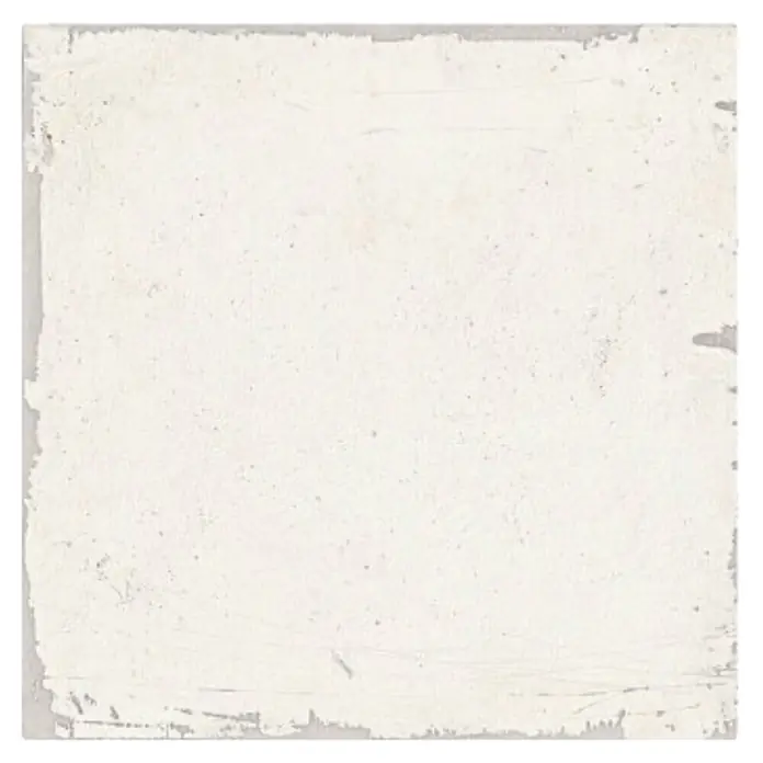 Feinsteinzeugfliese Calma Blanco - 24,8 x 24,8 cm, Weiß, Matt - Strukturiertes cremefarbenes Quadratelement mit unregelmäßigen, abgenutzten Kanten, das subtile Grautöne zeigt.