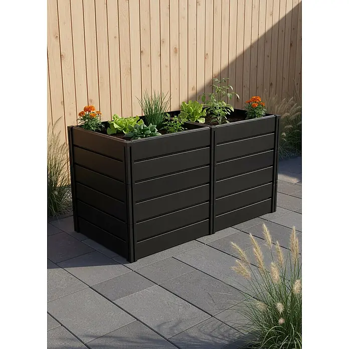 KHW Hochbeet Demeter XXL - 158 x 82 x 92 cm, Kunststoff, Anthrazit - Zwei schwarze Hochbeete aus Lamellen auf einer Terrasse, bepflanzt mit Pflanzen und Blumen, vor einem Holzzaun.