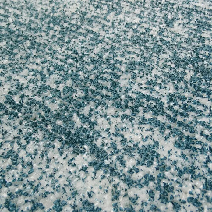 Kayoom Kurzflorteppich Etna - Petrol, 150 x 80 cm, 100 % Mikropolyester - Nahaufnahme eines zweifarbigen Teppichs mit blauen und weißen Farbtönen, der eine weiche und strukturierte Oberfläche zeigt.