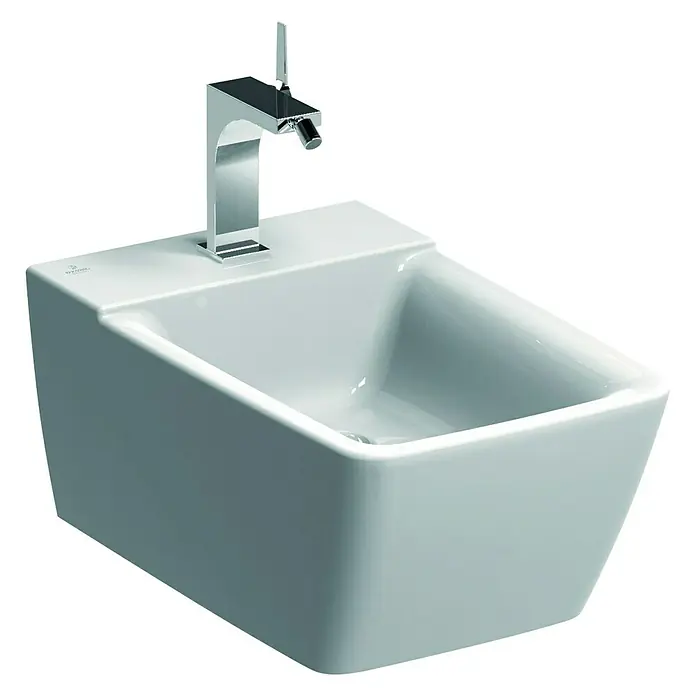 Geberit Xeno² Wand-Bidet - 35 x 54 cm, Weiß, Keramik, Mit schmutzabweisender Glasur - Nahaufnahme eines modernen weißen Bidets mit einem eleganten Chromhahn, das eine stilvolle Badezimmerausstattung zeigt.