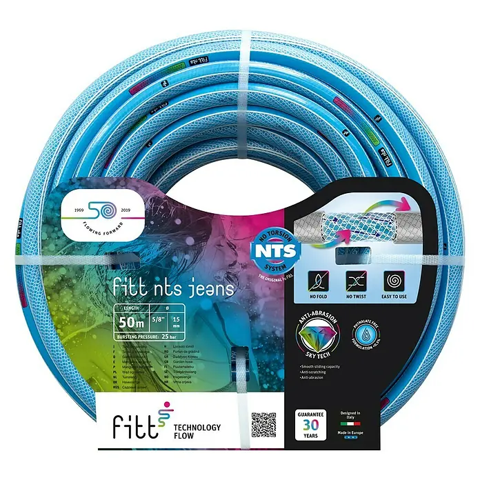Fitt Manguera para jardín Jeans NTS Skytech - Ø x L: 15 mm x 50 m - En la imagen, una manguera de jardín Fitt nts jeans. Es azul y tiene un sistema antitorsión que evita dobleces y nudos.