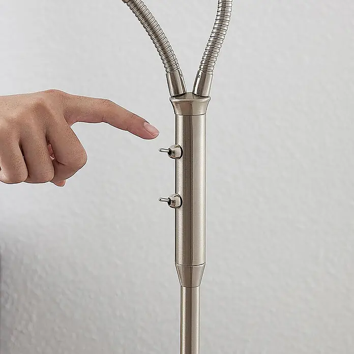 Lindby Stehleuchte Gwendolin - Höhe: 160 cm, alu / grau / zink, E14 - Hand betätigt Kippschalter aus gebürstetem Nickel an einer dualen Schwanenhals-Stehlampe.