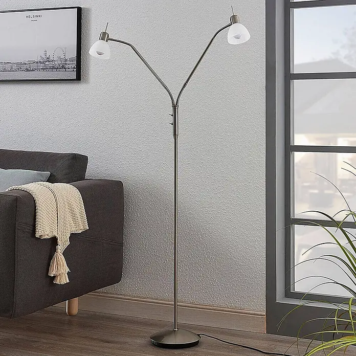 Lindby Stehleuchte Gwendolin - Höhe: 160 cm, alu / grau / zink, E14 - Gebürstete Stehleuchte aus Metall mit zwei flexiblen Armen und satinierten Glasschirmen, die eine Wohnzimmerecke beleuchtet.