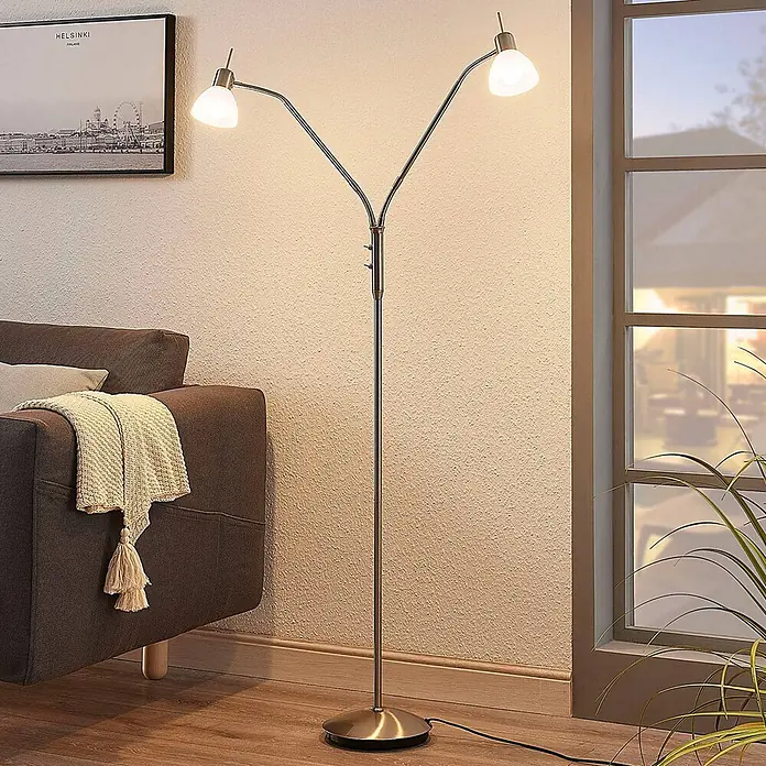 Lindby Stehleuchte Gwendolin - Höhe: 160 cm, alu / grau / zink, E14 - Silberne Stehlampe mit zwei verstellbaren Armen und weißen Glasschirmen im Wohnzimmer.