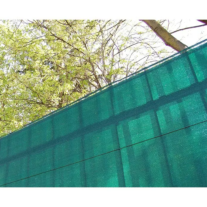 Malla de ocultación Coimbra - 5 x 1 m, Verde - Primer plano de una valla de pantalla de privacidad verde, que proporciona aislamiento al tiempo que permite una vista de los árboles al fondo.