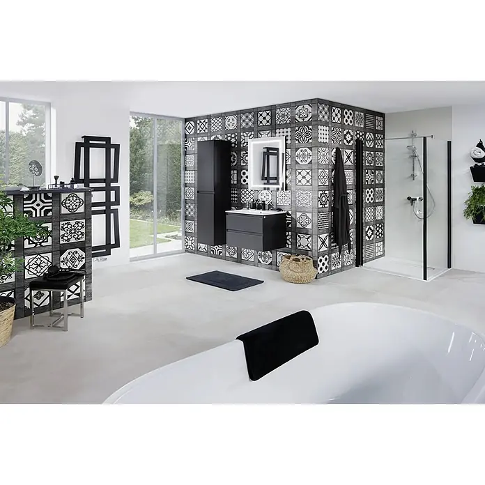 Space Hochschrank - 33,9 x 35 x 169 cm, Anthrazit - Ein modernes Badezimmer mit einer freistehenden Badewanne, einem Waschtisch mit Unterschrank und auffälligen Fliesen in Schwarz und Weiß.