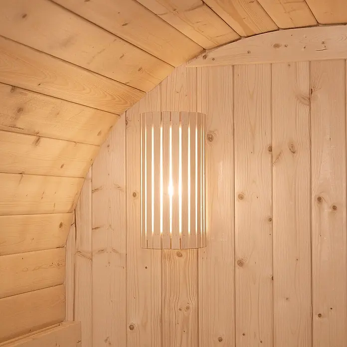 Home Deluxe Fasssauna LAHTI XL - Elektroofen, Holz, L x B x H: 220 x 189 x 191,5 cm - Lampe aus Holzlamellen für Sauna, warmes Licht abstrahlend, an heller Holzwand montiert.