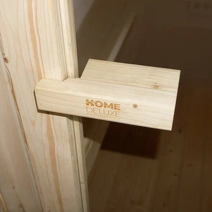 Home Deluxe Fasssauna LAHTI DELUXE L - Elektroofen, Holz - Griff aus Naturholz mit "HOME DELUXE"-Branding, an einem passenden Holz-Türrahmen montiert.