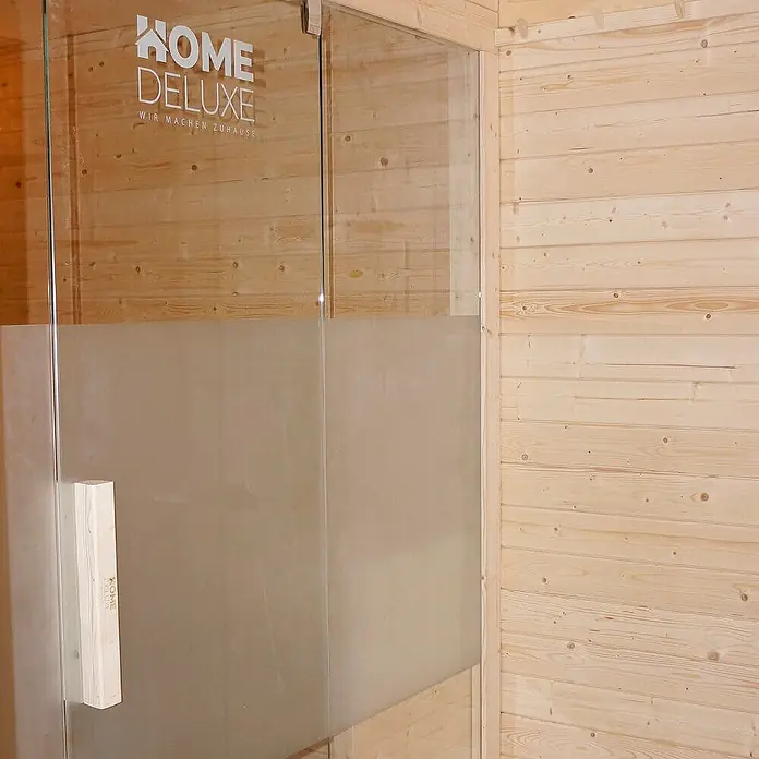 Home Deluxe Fasssauna TALO XL - Elektroofen, Holz - Glastür für eine Sauna/Duschkabine mit mattiertem Unterteil und Holzgriff, in einer holzvertäfelten Kabine.
