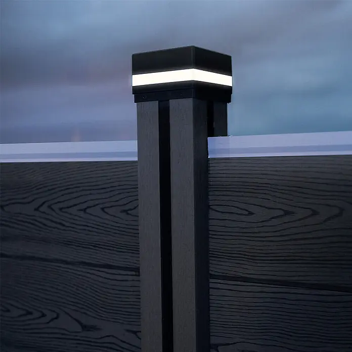 Home Deluxe Sichtschutzelement CALLUX COVER Menge: 1 - Kunststoff, Schwarz - Dunkelgrauer Verbundzaunpfosten mit leuchtender weißer LED-Kappe und integrierter Zaunfeldbeleuchtung.