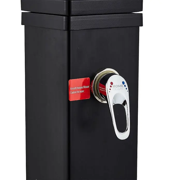 Home Deluxe Solardusche OLYMP - Kunststoff, Schwarz Matt, 40 l - Schwarze Außendusche mit Chrom-Warm-/Kaltwasserhahn und Warnhinweis für heißes Wasser.