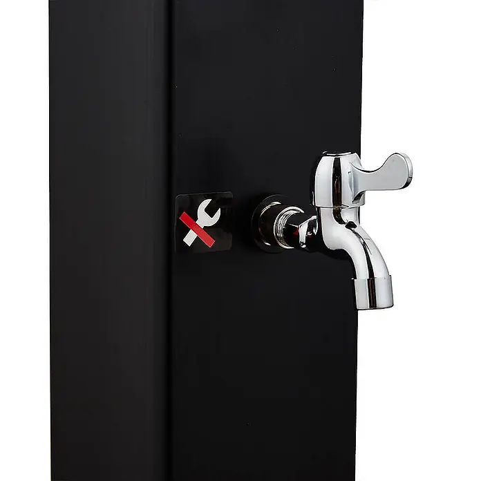 Home Deluxe Solardusche OLYMP - Kunststoff, Schwarz Matt, 40 l - Chrom-Wasserhahn an einer schwarzen Platte mit "keine Werkzeuge"-Warnaufkleber.