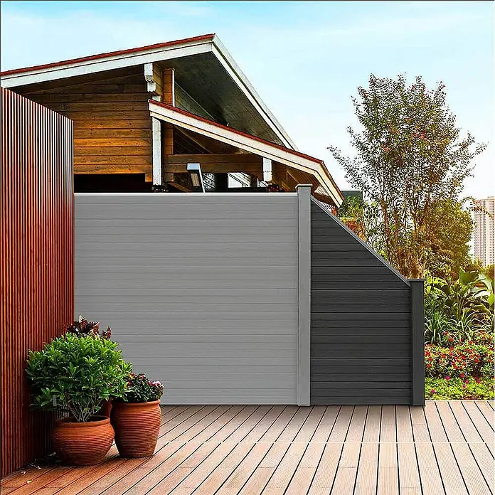 Home Deluxe Sichtschutzelement CALLADO Ausführung: 1 x Schrägelement - Verbundwerkstoff, Grau - WPC-Sichtschutz in Hellgrau und Anthrazit, auf einer Terrasse als moderne Außenabtrennung installiert.