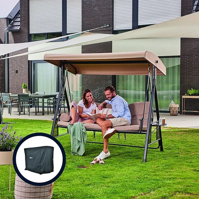 Home Deluxe Garten-Schaukelstuhl Hollywoodschaukel DESCANSO inkl. Regenabdeckung - Beige, B x T x H: 115 x 198 x 195 cm - Beige Gartenschaukel mit Dach, Kissen und dunklem Gestell, von einem Paar entspannt im Freien genutzt. Inklusive schwarzer Schutzhülle.