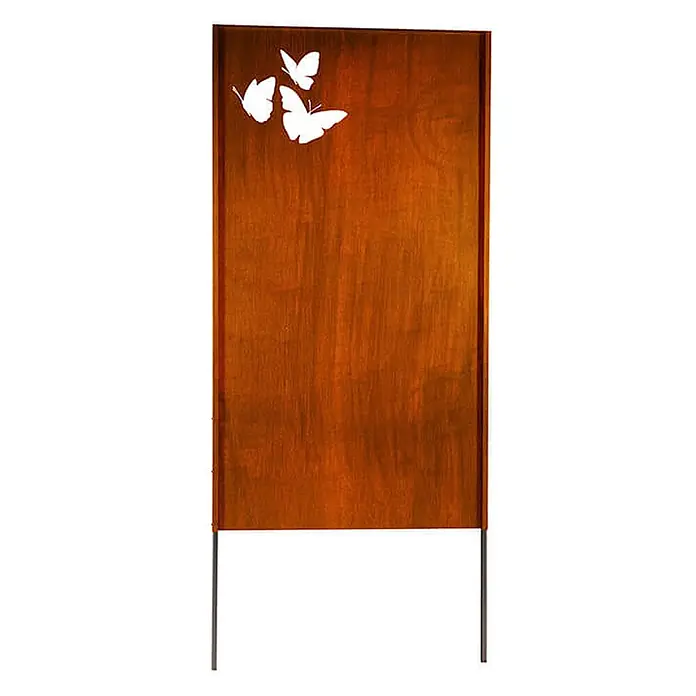 Home Deluxe Sichtschutzelement BUTTERFLY - Stahl, Orange - Rostbraunes Metall-Gartenpaneel mit drei Schmetterlingsausschnitten, gestützt von zwei Erdspießen.