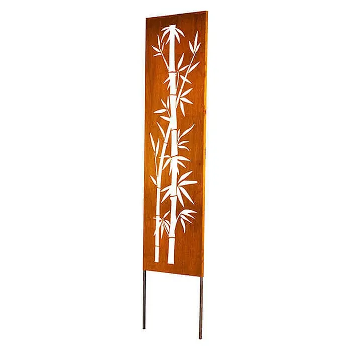 Home Deluxe Sichtschutzelement AURELIA - Stahl, Orange - Rostbrauner Metall-Gartenschirm mit Bambus-Ausschnittmuster, gestützt von zwei Metallpfählen zur Außenaufstellung.