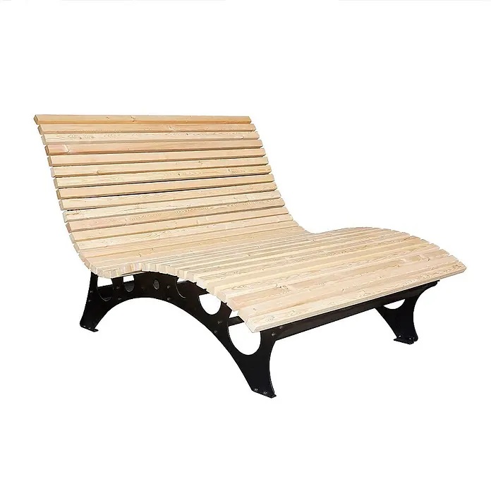 Home Deluxe Gartenliege TAIGA inkl. 1 Auflage - Natur, Holz - Helle Holzlatten-Liege mit geschwungener Rückenlehne und Sitzfläche, gestützt von einem schwarzen Metallgestell.