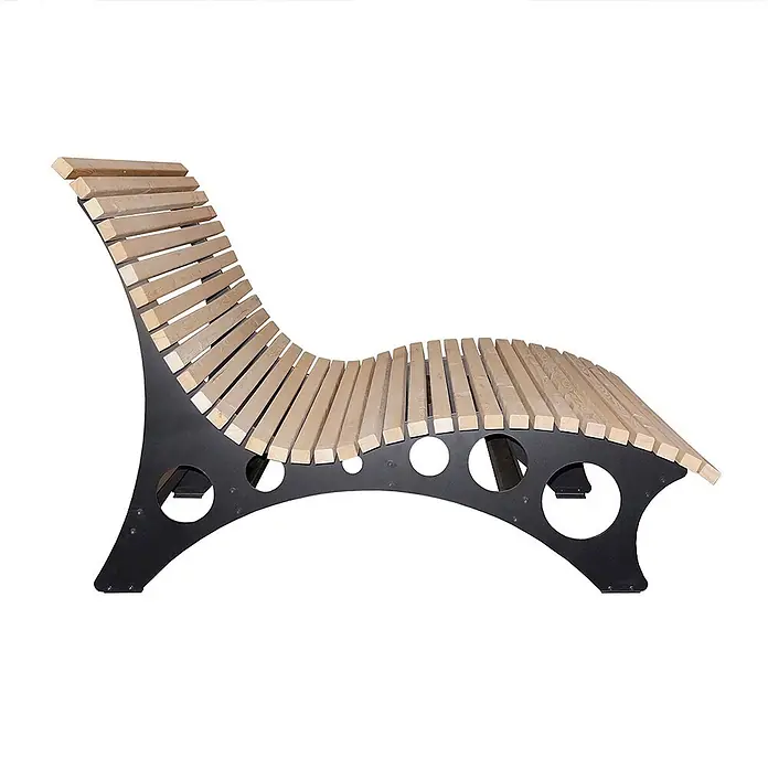 Home Deluxe Gartenliege TAIGA inkl. 1 Auflage - Natur, Holz - Moderne Outdoor-Liege mit geschwungenen hellen Holzlatten und schwarzem Metallrahmen, zum bequemen Entspannen.