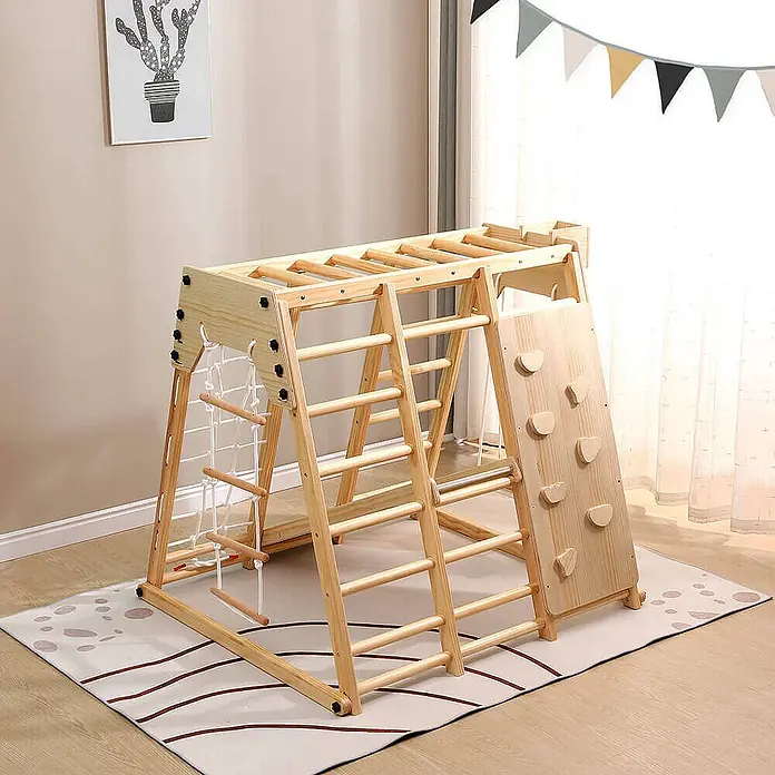 Home Deluxe Klettergerüst LIO - Holz, Natur - Helles Holzklettergerüst für Kinder, mit Sprossenwand, Kletternetz und Kletterwand, auf einem Teppich in einem Raum.