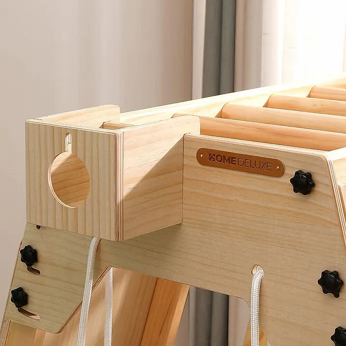 Home Deluxe Klettergerüst LIO - Holz, Natur - Helle Holzkletterstruktur für Kinder mit Sprossen, Sternknöpfen, weißen Seilen und einem 'HOME DELUXE'-Schild. Mit runder Aussparung.