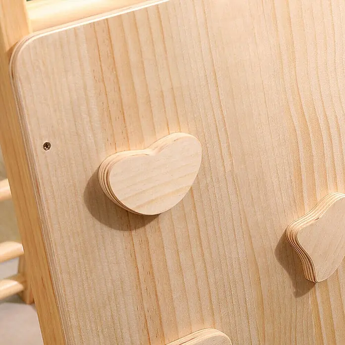 Home Deluxe Klettergerüst LIO - Holz, Natur - Helle Holzplatte mit drei herzförmigen Klettergriffen, zeigt natürliche Holzmaserung.