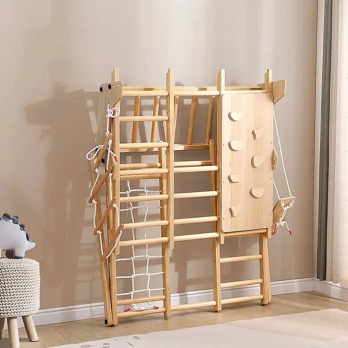 Home Deluxe Klettergerüst LIO - Holz, Natur - Helles Holz Klettergerüst für Kinder mit Leiter, Netz, Kletterwand und Schaukel, in einem Zimmer.
