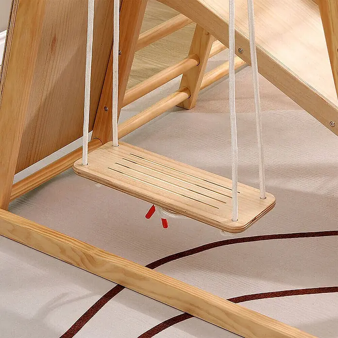 Home Deluxe Klettergerüst LIO - Holz, Natur - Helle Holzschaukel mit weißen Seilen, Teil einer hölzernen Indoor-Spielstruktur.