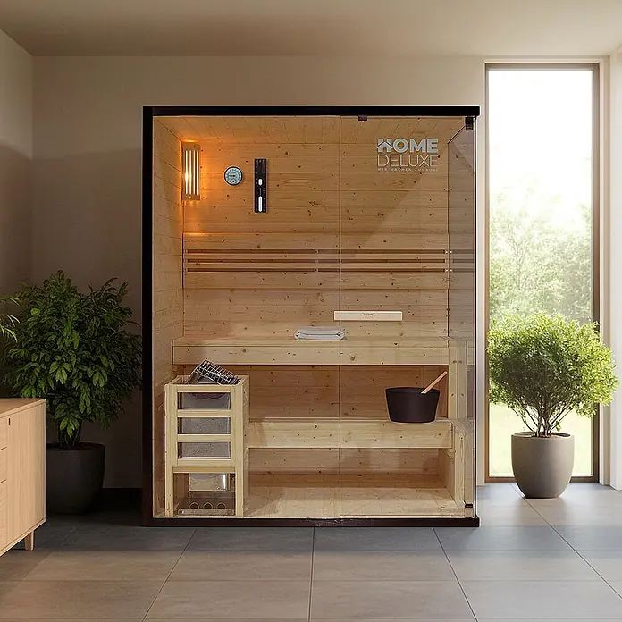 Home Deluxe Elementsauna SHADOW L - Elektroofen, Steuerung Ofen: Integriert, L x B x H: 120 x 150 x 190 cm - Moderne Indoor-Saunakabine aus hellem Holz mit Glasfront und schwarzem Rahmen, ausgestattet mit Bänken, Ofen und Zubehör.