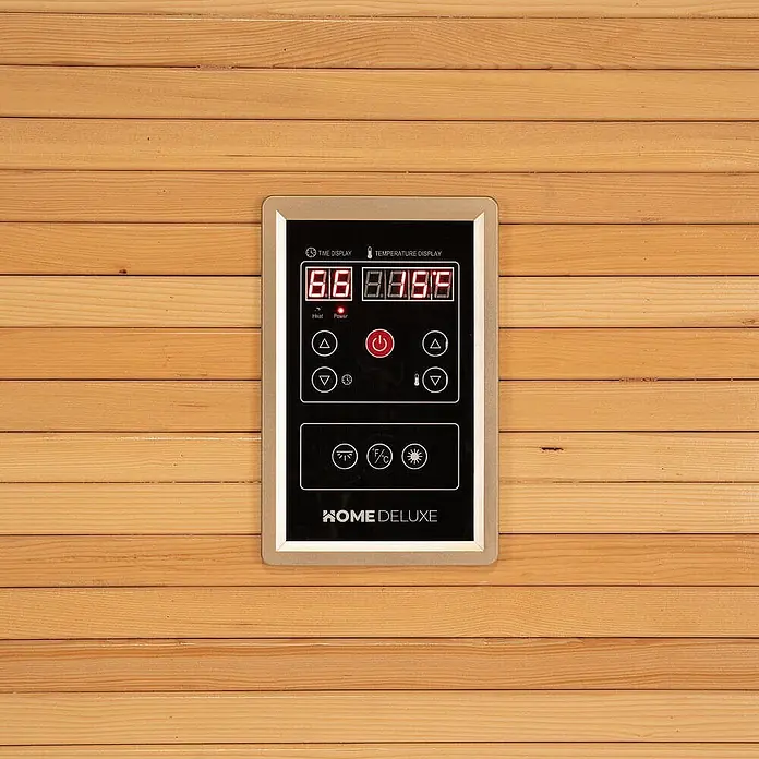 Home Deluxe Elementsauna NEOLA - Elektroofen, Steuerung Ofen: Integriert - Schwarz-silbernes Saunabedienfeld mit roten Digitalanzeigen und verschiedenen Tasten, in eine Holzwand integriert.
