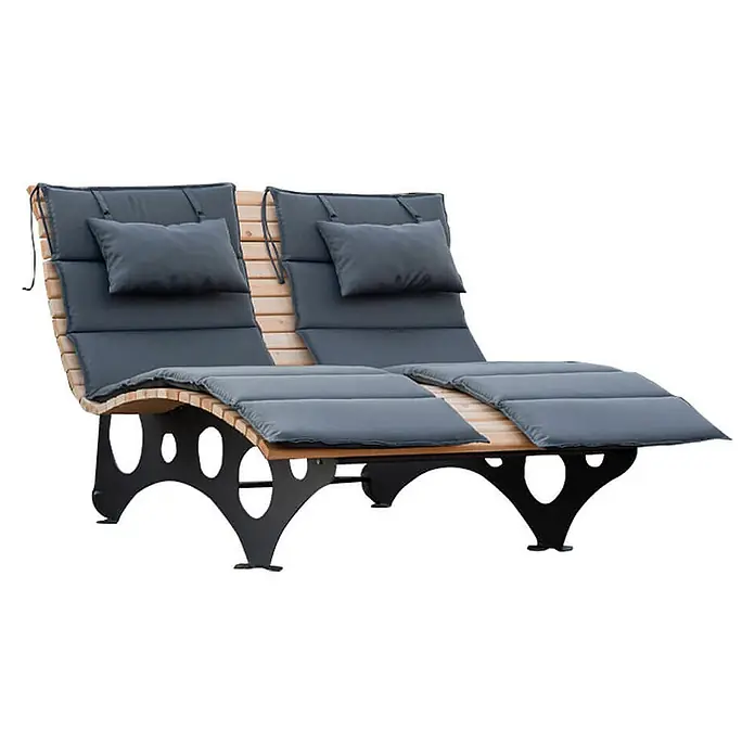 Home Deluxe Gartenliege TAIGA inkl. 2 Auflagen - Natur, Holz - Hölzerne Doppelliege mit dunkelgrauen Polstern und schwarzem Metallgestell.