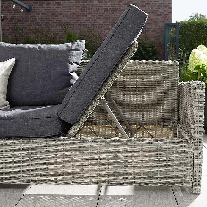 Home Deluxe Polyrattan Sitzgruppe BAHIA Mit Regenabdeckung -  - Graues Rattan-Outdoor-Sofa mit dunklen Kissen, dessen Rückenlehne zum Liegen verstellt ist.