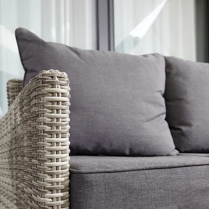 Home Deluxe Polyrattan Sitzgruppe BAHIA Mit Regenabdeckung -  - Graues geflochtenes Gartensofa mit grauen Stoffpolstern.