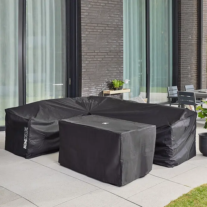 Home Deluxe Polyrattan Sitzgruppe BAHIA Mit Regenabdeckung -  - Schwarze Schutzhüllen auf einem Outdoor-Lounge-Sofa und einem Couchtisch auf einer Terrasse.