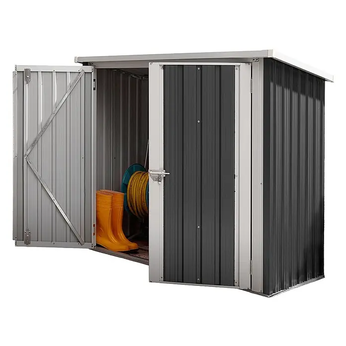 Home Deluxe Gerätehaus BOHIO XXS (L x B x H) 147 x 86 x 134 cm - Außenbreite inkl. Dachüberstand: 147 cm, Außentiefe inkl. Dachüberstand: 86 cm, Stahl, Anthrazit - Zweifarbiger Wellblech-Gartenschuppen mit geöffneten Türen, der eine Schlauchrolle und gelbe Stiefel innen zeigt. Mit Pultdach.