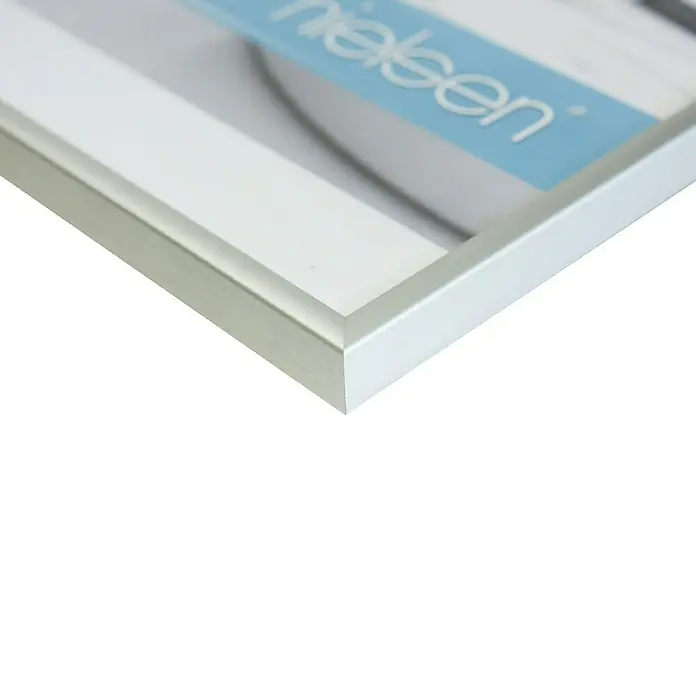 Nielsen Alurahmen Classic - DIN A4 / 21 x 29,7 cm, Silber - Nahaufnahme eines Nielsen Bilderrahmen, der durch sein schlichtes, silbernes Design besticht und jedem Bild einen edlen Rahmen verleiht.